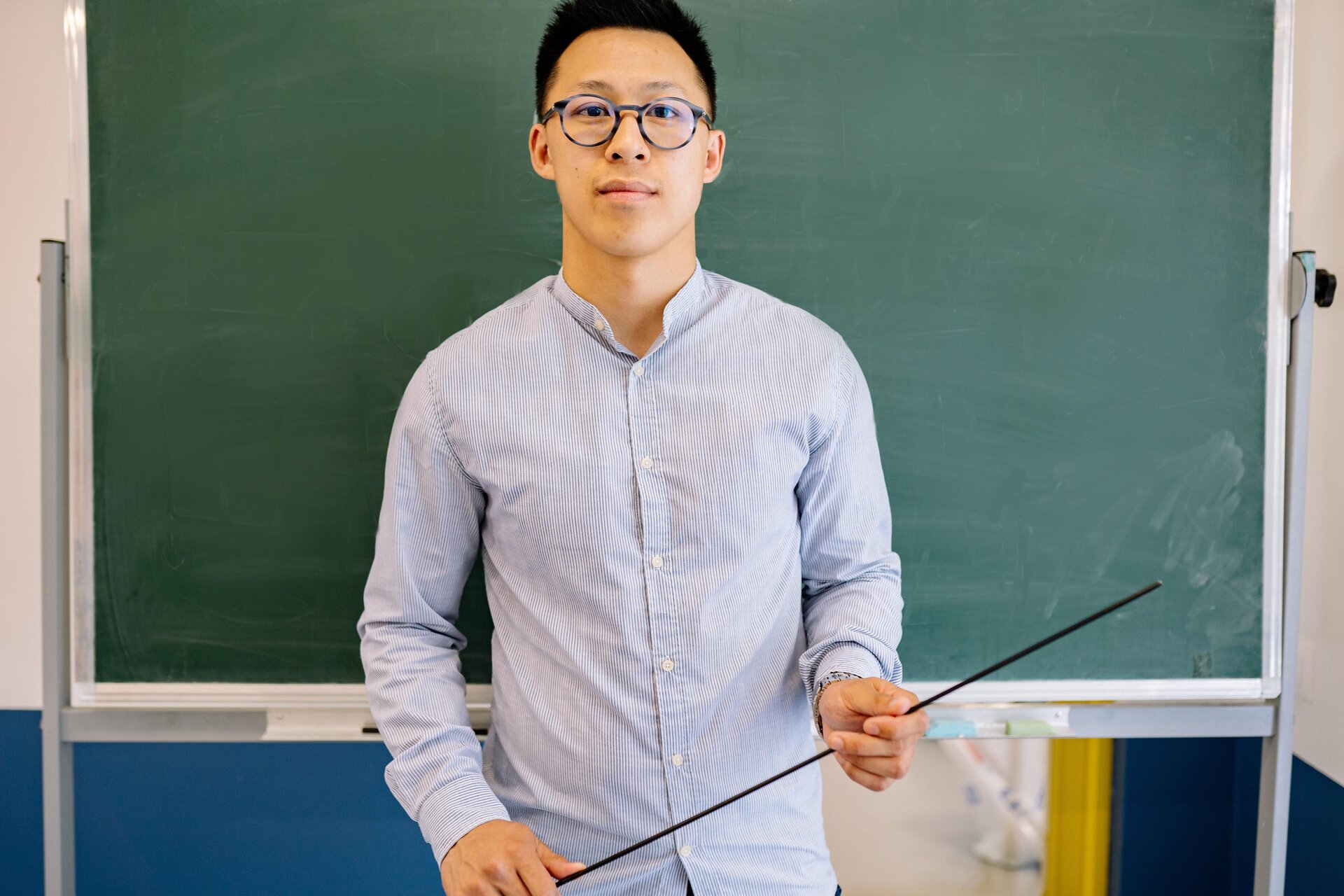 Zdjęcie przedstawia nauczyciela przy tablicy.