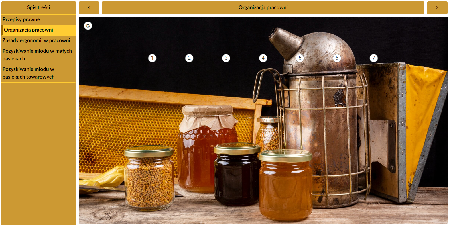 Przykładowy widok infografiki. W lewej kolumnie koloru żółtego znajdują się zakładki prowadzące do poszczególnych opisów. W kolumnie po prawej widoczny jest wyświetlany element. Na środku znajduje się zdjęcie przedstawiające stojące na stole pięć słoików z różnymi miodami oraz pyłkiem pszczelim. Obok nich stoi odymiacz pszczeli. To metalowa półokrągła puszka z dziubkiem. Umieszczona jest w metalowym koszu z uchwytem. Połączona jest z miechem w kształcie trójkąta. U góry zdjęcia znajduje się siedem cyfr w białych kółkach.