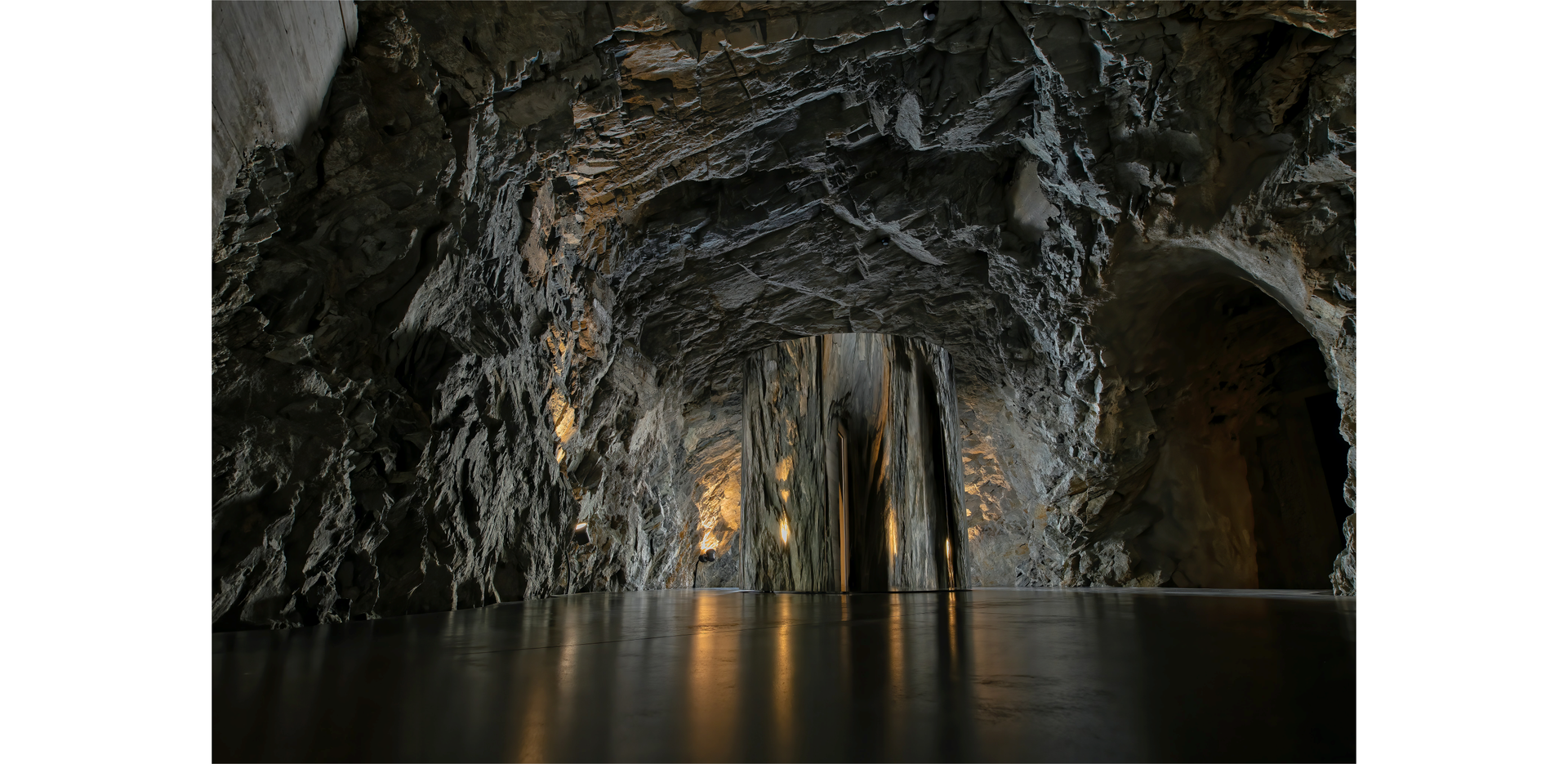 Zdjęcie przedstawia jaskinię.