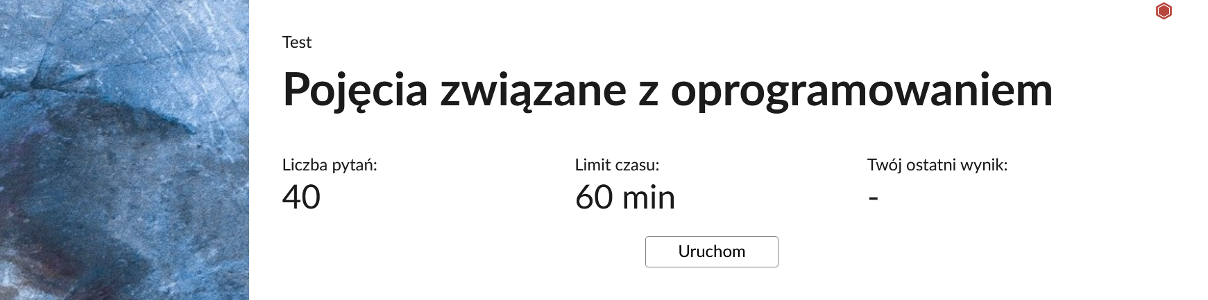 Grafika przedstawia przykładowy wygląd panelu testu. Składa się on z tytułu testu, informacji o liczbie pytań, czasie, w którym należy rozwiązać test, oraz o ostatnim uzyskanym wyniku. Poniżej widać przycisk Uruchom.