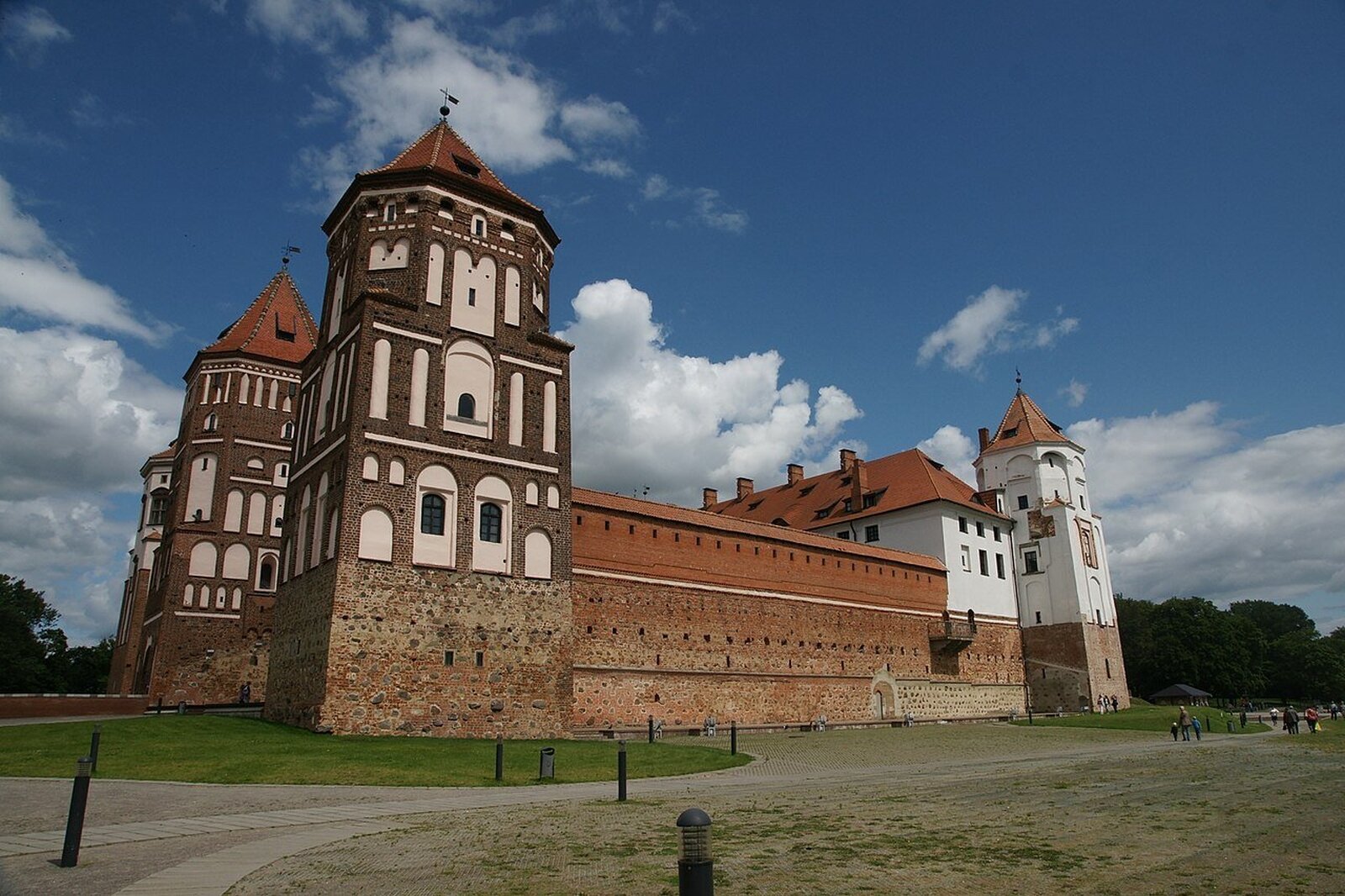 Zamek posiada wysokie mury obronne. Ma dwie wysokie wieże. 