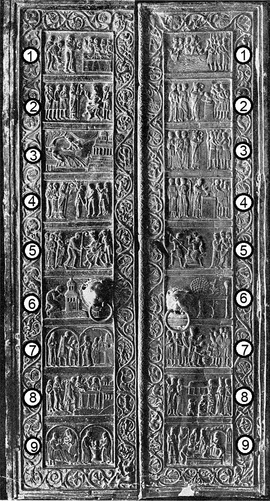 Zdjęcie przedstawia wysokie drzwi składające się z dwóch skrzydeł. Jest na nich przedstawiona historia życia świętego Wojciecha. Ukazana jest ona w 18 kwaterach. 1. Narodziny św. Wojciecha – po lewej stronie znajduje się matka świętego Wojciecha siedząca na łóżku, która przyjmuje z rąk służącej misę z posiłkiem. Po prawej stronie dwie kobiety kąpią noworodka w naczyniu w kształcie kielicha. 2. Ofiarowanie św. Wojciecha – rodzice przynoszą chore dziecko do kościoła. Składając je na ołtarzu i poświęcają Bogu. Po lewej stronie ołtarza znajduje się ojciec unoszący dziecko, matka oraz piastunka. Po prawej stronie stoi duchowny. Rodzice dziecka mają bogato zdobione ubrania. 3. Rodzice oddają świętego Wojciecha na naukę do Magdeburga – po lewej stronie stoją rodzice i mały Wojciech witany uściskiem dłoni przez przełożonego szkoły. Towarzyszy mu duchowny. Widoczna jest także katedra i otwarte drzwi szkoły. 4. Modlitwa świętego Wojciecha – ukazana jest modlitwa Wojciecha przestraszonego zgonem biskupa Dittmara. 5. Nadanie świętemu Wojciechowi godności biskupiej przez Ottona II – scena odnosi się do historycznego wydarzenia w Weronie. Cesarz, przedstawiony z insygniami władzy, wręcza Wojciechowi pastorał. Wojciechowi grupa czterech duchownych z charakterystycznymi tonsurami. 6. Święty Wojciech wypędza szatana z opętanego człowieka – Wojciech jest odziany w szaty liturgiczne i dokonuje egzorcyzmów nad opętanym, z którego ust wyłania się skrzydlaty szatan. W tle obecna jest para smutnych ludzi. 7. Widzenie senne świetego Wojciecha – Chrystus objawia się pogrążonemu w śnie Wojciechowi, wypominając mu, że nie występuje czynnie w obronie chrześcijan sprzedawanych jako niewolników przez kupców żydowskich. 8. Święty Wojciech napomina króla Bolesława II – biskup jest ubrany w szaty liturgiczne i sprzeciwia się handlowi niewolników. Obok Wojciecha i króla widoczny jest także miecznik oraz dwóch kupców żydowskich, prowadzących dwóch związanych niewolników. 9. Cud z dzbankiem w klasztorze na Awentynie – święty Wojciech opuścił przebywa w klasztorze św. Aleksego na Awentynie w Rzymie. Usługuje braciom. Upuszcza naczynie. To nie tłucze się, ani nie ubywa wina. Bracia za stołem są zdumieni. 10. Przybycie świętego Wojciecha do Prus – święty wraz z dwoma towarzyszami przybija do brzegu Prus. Święty błogosławi ziemię. Naprzeciw niego stoi uzbrojony oddział Prusów. 11. Święty Wojciech chrzci Prusów – Wojciech w szatach liturgicznych chrzci Prusa, któremu towarzyszą inni ludzie. 12. Święty Wojciech przemawia do Prusów – Wojciech napomina Prusów, którym przewodzi kapłan lub wódz z laską w ręku. 13. Ostatnia Msza święta Wojciecha – przed ołtarzem Wojciech celebruje mszę. Towarzyszy mu trzech usługujących. Po prawej stronie jest tłum uzbrojonych Prusów. 14. Śmierć męczeńska świętego Wojciecha – święty klęczy z rękami złożonymi do modlitwy, jeden z Prusów przebija go włócznią. Drugi z pogan, chwyta biskupa za włosy i podnosi topór by zadać cios. Trzech mężczyzn obserwuje z przerażeniem, co dzieje się z mężczyzną. 15. Wystawienie zwłok św. Wojciecha – ciało owinięte w całun spoczywa na desce, osadzonej między drzewem a pniem. Na pniu umieszczono głowę świętego. Na trzecim drzewie znajduje się orzeł, strzegący ciała przed dzikim ptactwem. 16. Wykupienie zwłok św. Wojciecha – książę Bolesław Chrobry ze świtą jest obecny przy ważeniu wykupu. Skarbnik nakłada na szale wagi złoto. 17. Przeniesienie zwłok świętego Wojciecha – na czele konduktu idzie biskup, za ciałem świętego książę z żoną. Pod noszami jest dwóch kalekich ludzi, podnoszących ręce w geście błagalnym. 18. Złożenie ciała świetego Wojciecha do grobu – dwóch duchownych składa ciało do sarkofagu. Obecny jest biskup, książę oraz trzech mężczyzn, trzymających krzyż, kadzielnicę, kropielnicę, kropidło oraz księgę.