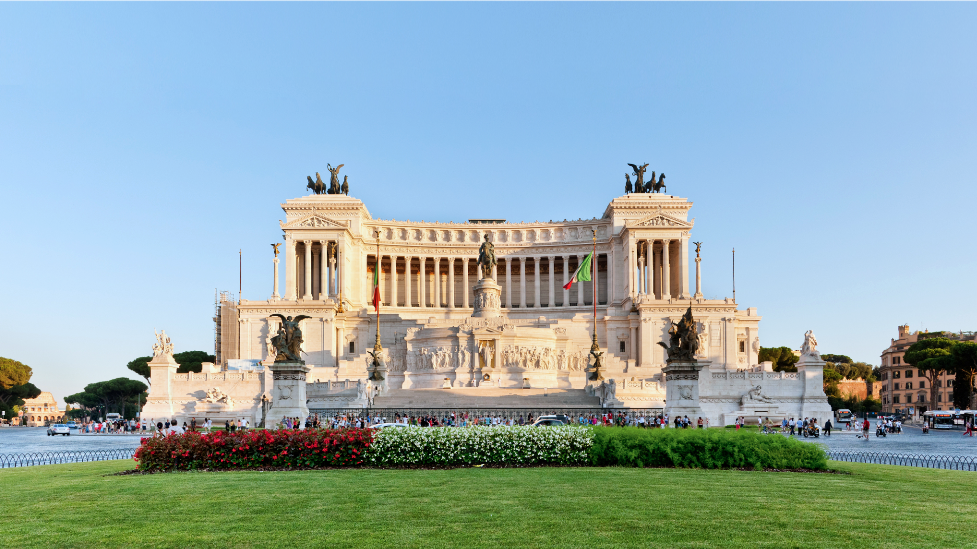 Zdjęcie przedstawia na pierwszym planie Plac Wenecki w Rzymie. Na drugim planie widoczny jest budynek Kapitolu.