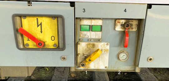 Zdjęcie przedstawia panel nastawień hamulca. Widoczne są dźwignie umożliwiające wybór hamowania.