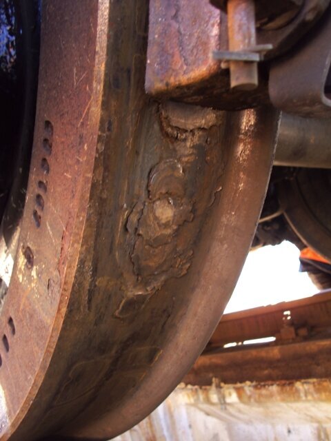 Zdjęcie przedstawia Nalep. Na zdjęciu widać koło wagonu, na którego obwodzie widoczny jest przyczepiony materiał, nie będący częścią koła.