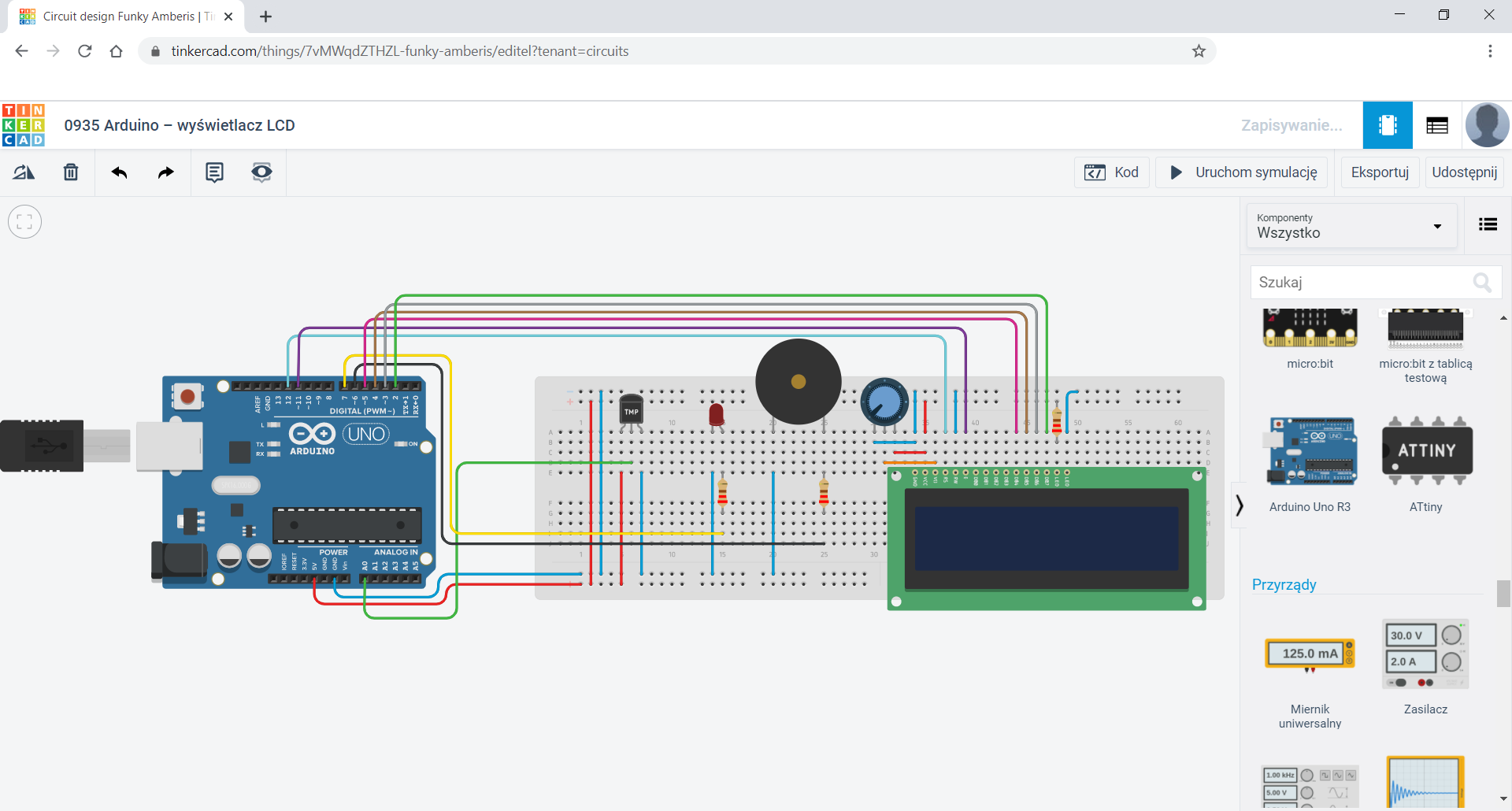 Zdjęcie ekranu przedstawia okno przeglądarki z otwartą stroną Tinkercad. W głównej strefie znajduje się płytka stykowa, na której zamontowano moduł z termometru z napisem "TMP". Obok niego zamontowano LED, dalej po prawej stronie w tym samym rzędzie zajmując znowu różne węzły przetwornik piezo. Na dole płytki stykowej zamontowano ekran LCD. Nad ekranem, a po prawej stronie przetwornika zamontowane potencjometr. Do anody LED, prawej nóżki przetwornika jak i do przedostatniego pinu ekranu zamontowano rezystory. Po lewej stronie płytki stykowej położono arduino uno, którego piny 5V oraz GND podłączone są do odpowiednio obu szyn dodatnich i ujemnych. Moduł termometru podłączono prawą nóżką do uziemienia, tak jak katodę LED, lewą nóżkę przetwornika jak i prawą nóżkę potencjometru i 1 i ostatni pin ekranu. Lewą nóżkę termometru, 2 pin ekranu oraz prawą nóżkę potencjometru podłączono do dodatniej szyny płytki. Przed ostatni pin ekranu poprzez rezystor podłączono do dodatniej szyny. Środkową nóżkę potencjometru podpięto do pinu V0 ekranu, środkową nóżkę termometru podłączono do pinu A0 arduino. Z rezystora obok przetwornika poprowadzono kabel do pinu D6 arduino, do pinu D7 arduino podpięto rezystor obok diody. Piny arduino podłączone do pinów ekranu: D12 do RS, D11 do E, D5 do DB4, D4 do DB5, D3 do DB6 oraz D2 do DB7.