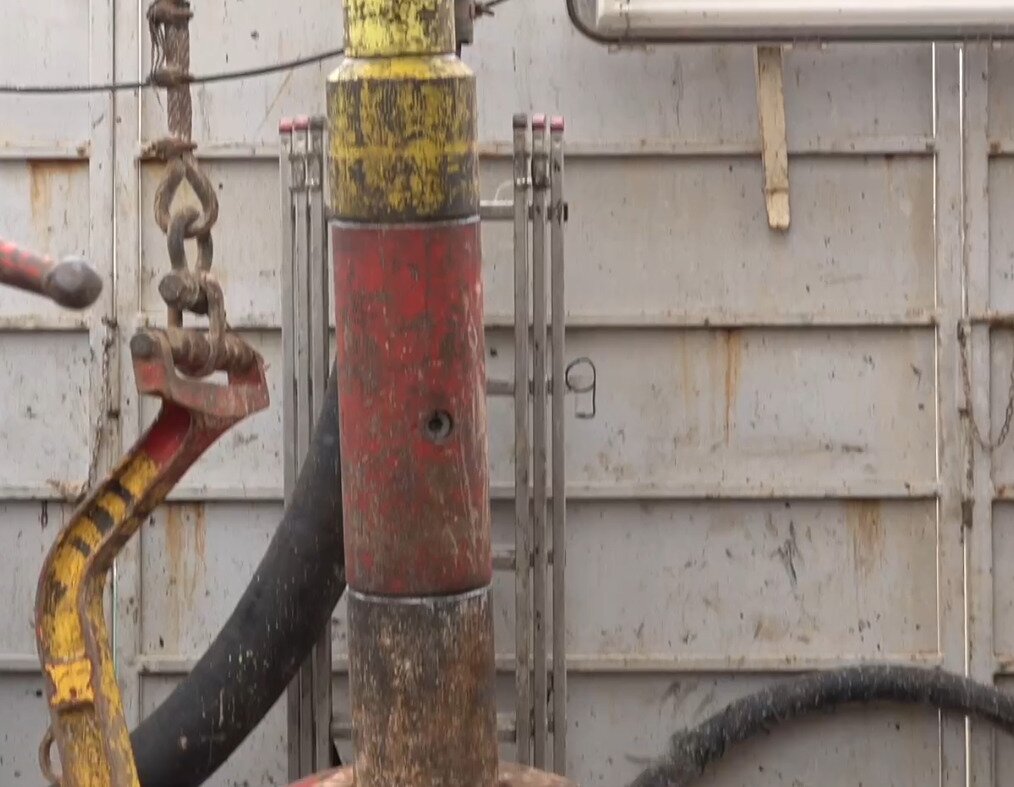 Na zdjęciu widoczny jest zawór nadgraniatkowy. W centralnej części zdjęcia znajduje się cylindryczny element o orientacji pionowej. Widoczny zawór składa się z trzech części. Górny element jest o kształcie śruby nasadowej koloru żółtego. Dwa kolejne są o kształcie pionowych cylindrów. Na środkowym elemencie widoczny jest otwór. Otwór znajduje się centrycznie.W tle widać fragmenty innych instalacji.Poniżej zdjęcia w prawym dolnym rogu widoczny jest przycisk odtwarzania. Tekst nagrania jest zgodny z tytułem zdjęcia.