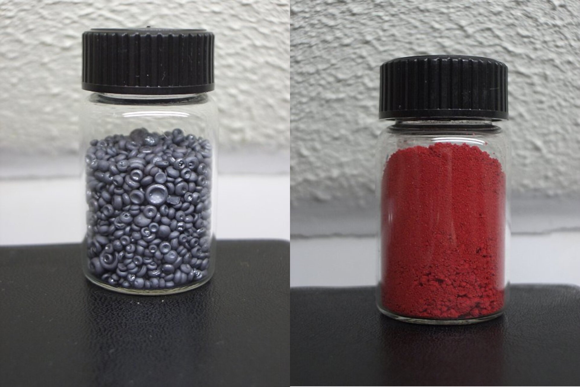 Ilustracja składa się z dwóch zdjęć zestawionych ze sobą. Zdjęcie z lewej strony ukazuje zakręcony czarną zakrętką słoiczek, w którym znajduje się wiele drobnych, szarych, okrągłych kawałków. Zdjęcie z lewej strony ukazuje zakręcony czarną zakrętką słoiczek, w którym znajduje się intensywnie czerwony, gruboziarnisty proszek.