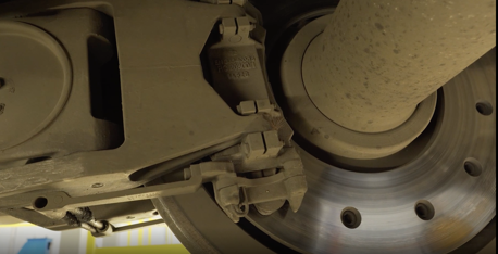 Zdjęcie przedstawia hamulec tarczowy. Blok hamulca jest dociskany do powierzchni koła.