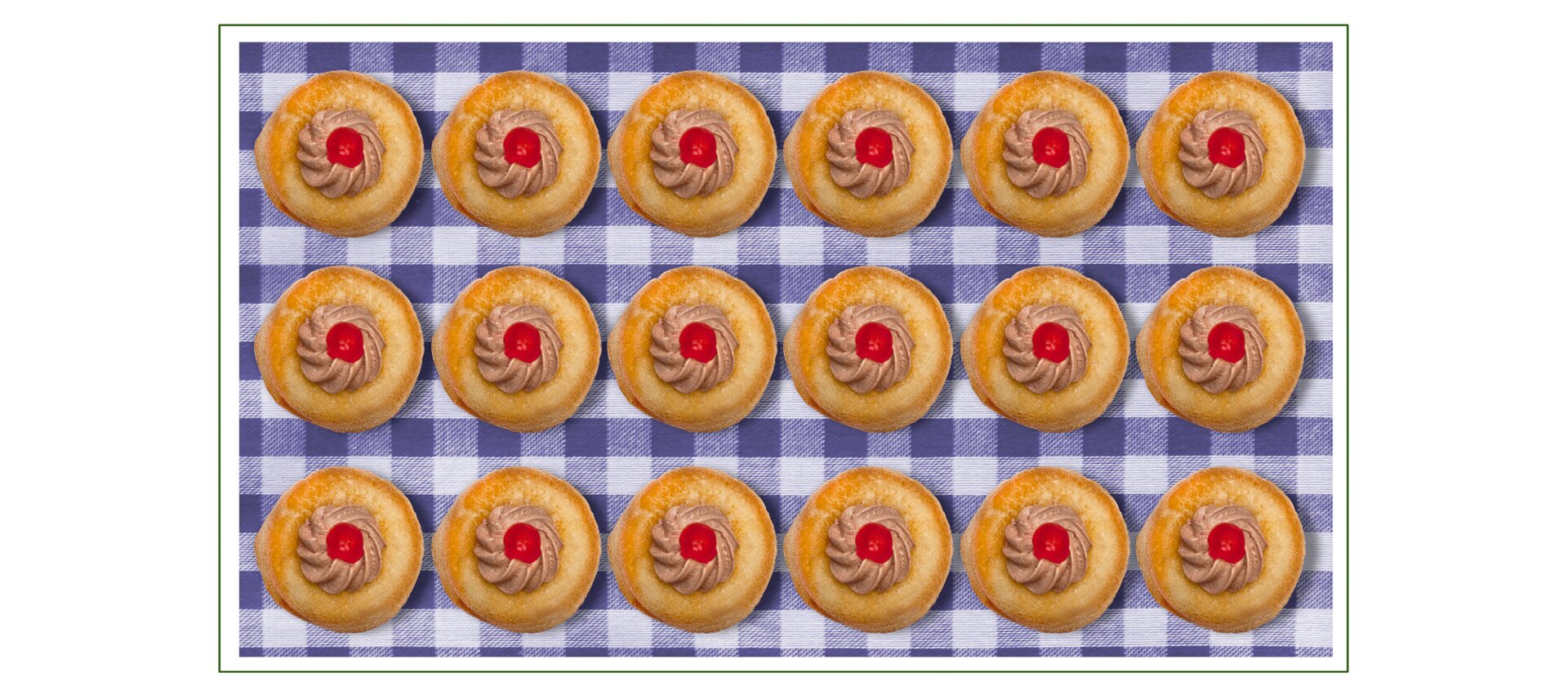 Rysunek tacki z ciastkami z kremem i wiśnią ułożonymi w 3 rzędach po 6 sztuk.