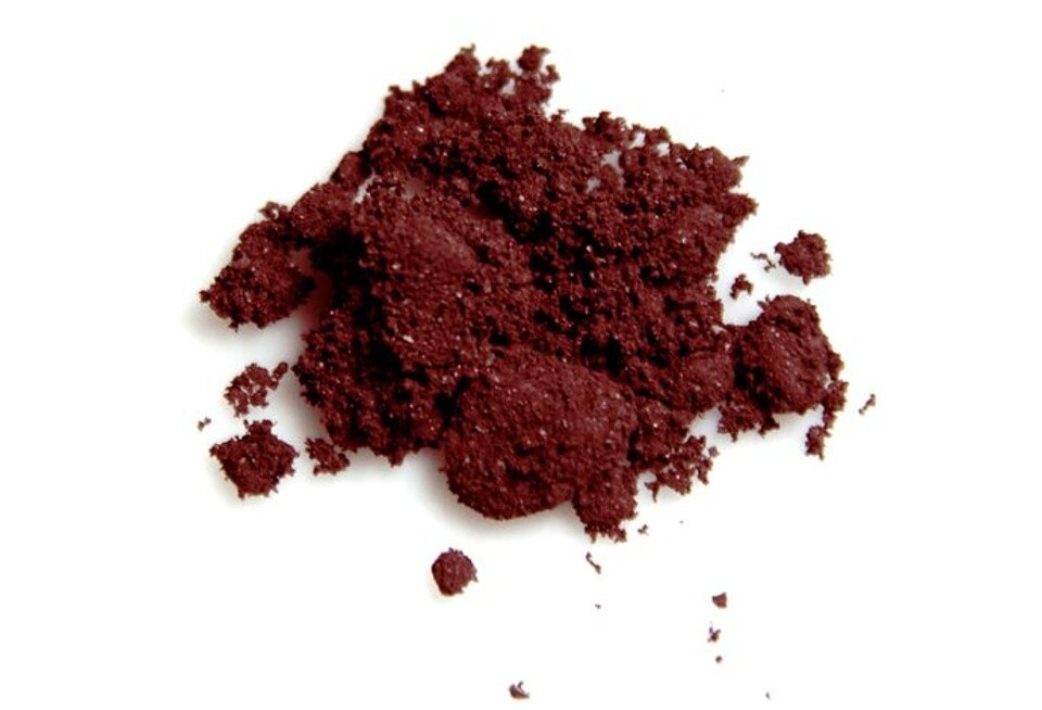 Fotografia przedstawia sproszkowany czerwony fosfor. 