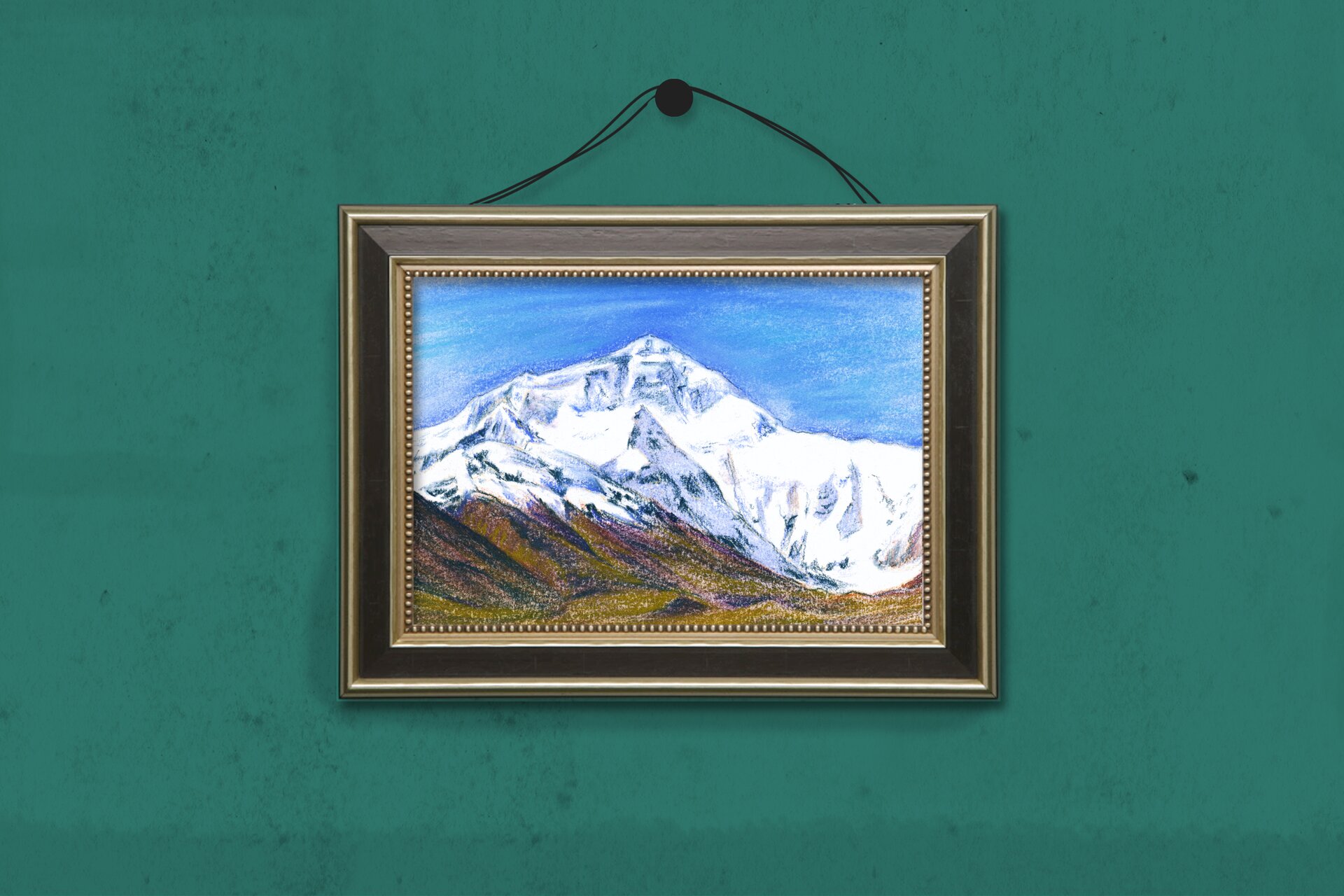 Rysunek obrazu w ramie. Obraz zawieszony jest na ścianie, widnieją na nim ośnieżone szczyty gór.