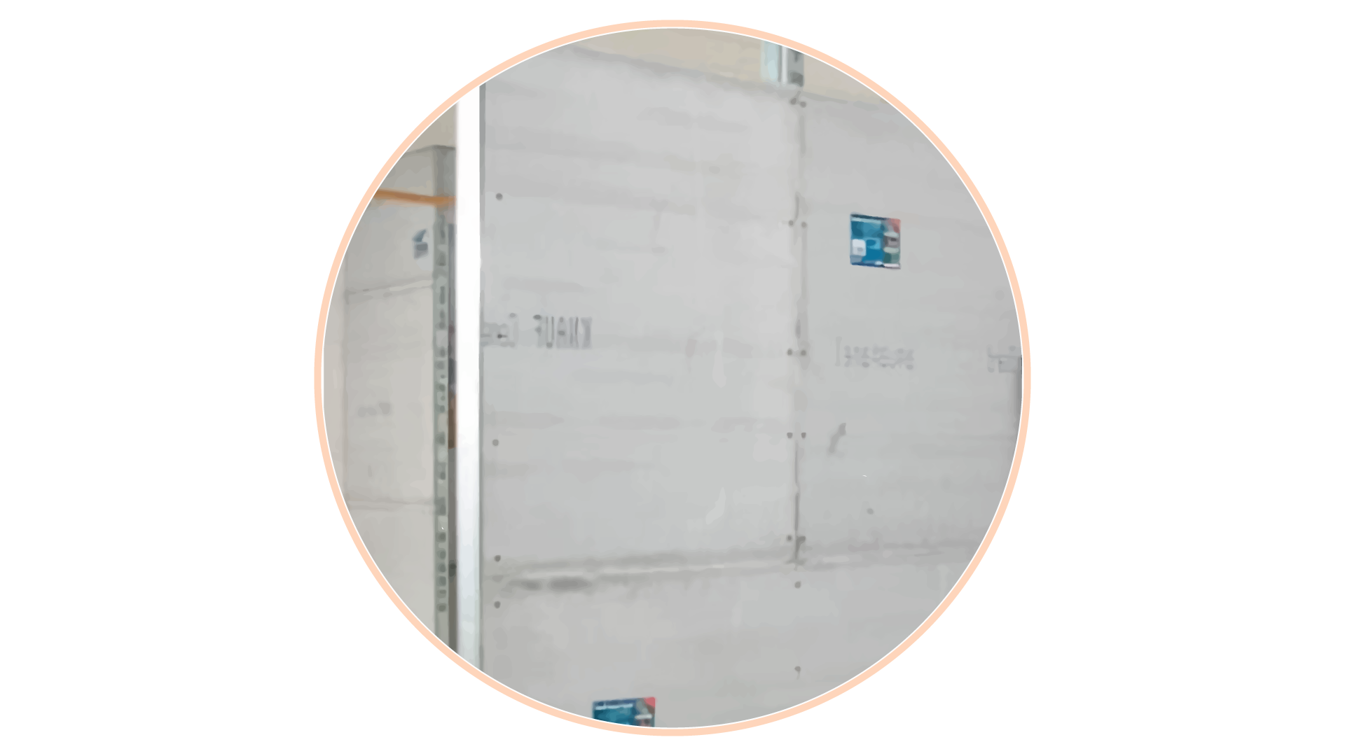 Grafika przedstawia błędnie wykonaną izolację ogniochronną ściany działowej - brak płyty ogniowej. Ściana nie została zaizolowana przy pomocy płyty ogniowej, ukazana jest tylko betonowa warstwa. 