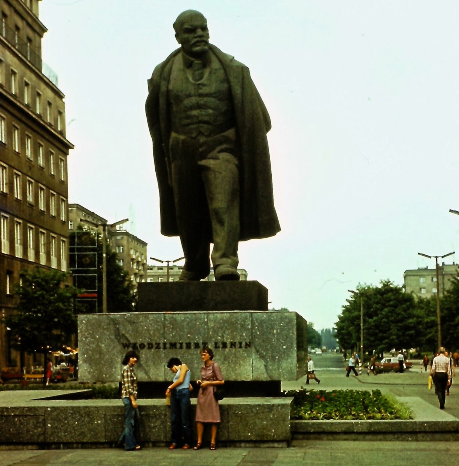 Zdjęcie prezentuje pomnik Lenina, który był przywódcą rewolucji radzieckiej. Jest to idąca postać mężczyzny w długim płaszczu. Wykonana jest z brązu, jest masywna i monumentalna. Jej wysokość liczy kilkanaście metrów. Rzeźba umieszczona jest na dwóch położonych na sobie podwyższeniach, na dolnym jest napis Włodzimierz Lenin. Usytuowana była na miejskim placu w Krakowie. 