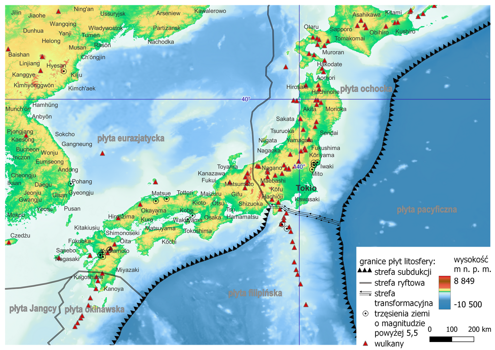 Mapa Japonii, na której czerwonymi trójkątami oznaczono wulkany, a obszary trzęsień ziemi o magnitudzie powyżej 5,5 okręgami z kropką w środku. Na mapie zaznaczono kilkadziesiąt wulkanów na całym terenie państwa oraz kilkanaście obszarów sejsmicznych. 
Na mapie oznaczono kilkadziesiąt wulkanów. Układają się w linii od północnego wschodu archipelagu, biegną przez wyspę Hokkaido, dalej na południe przez Honsiu. Mniej więcej w połowie wyspy, na linii Tokio, łańcuch wulkanów kieruje się na południowy wschód, sięga daleko w głąb oceanu. Druga linia wulkanów koncentruje się na wyspie Kiusiu na południowym zachodzie, biegnie na południe od wyspy. Trzęsienia ziemi w rejonie około 150 kilometrów na północny wschód od Tokio, oraz około dwieście kilometrów na południowy zachód. Oznaczone również w centralnej części wyspy Kiusiu, oraz w południowo zachodniej części wyspy Honsiu. 