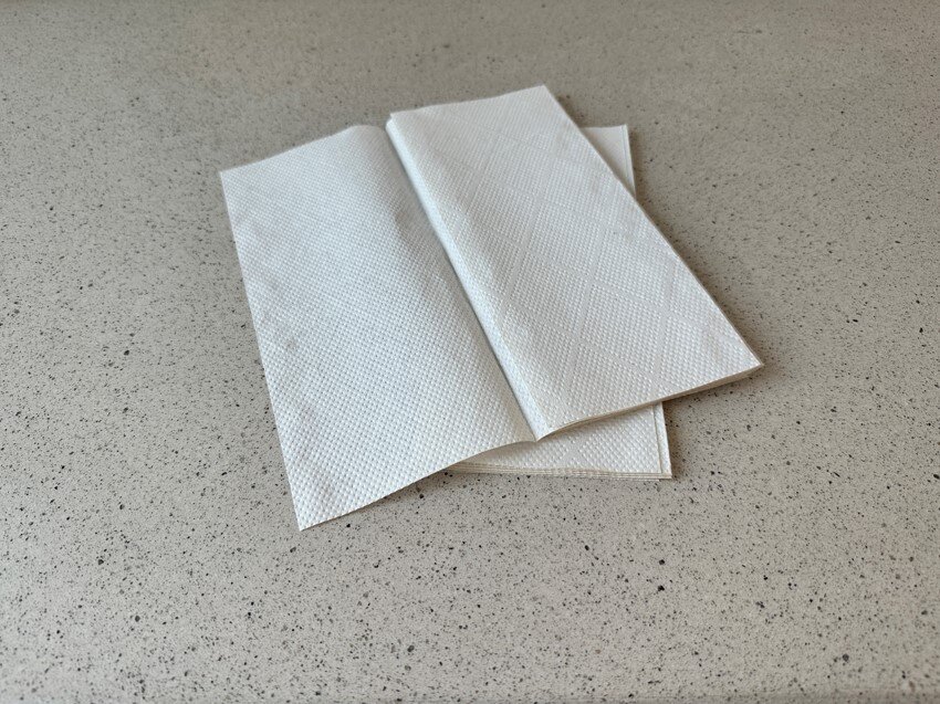 Zdjęcie przedstawia kilka arkuszy ręcznika papierowego.