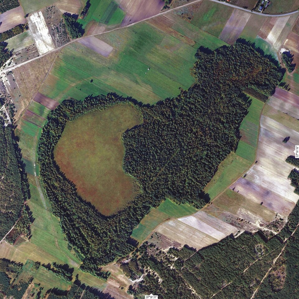 Na zdjęciu widoczne jest Jeziorko koło Chorzeli jako przykład torfowiska przejściowego. Jest to jeziorko o kształcie półkolistym; jest otoczone lasem.