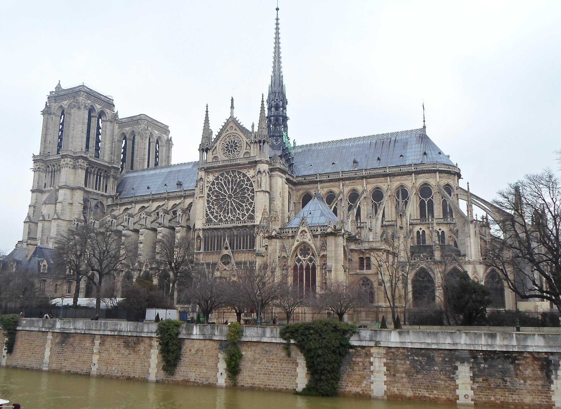 Fotografia barwna przedstawiająca Katedrę Notre-Dame z XII wieku, widok z południa.