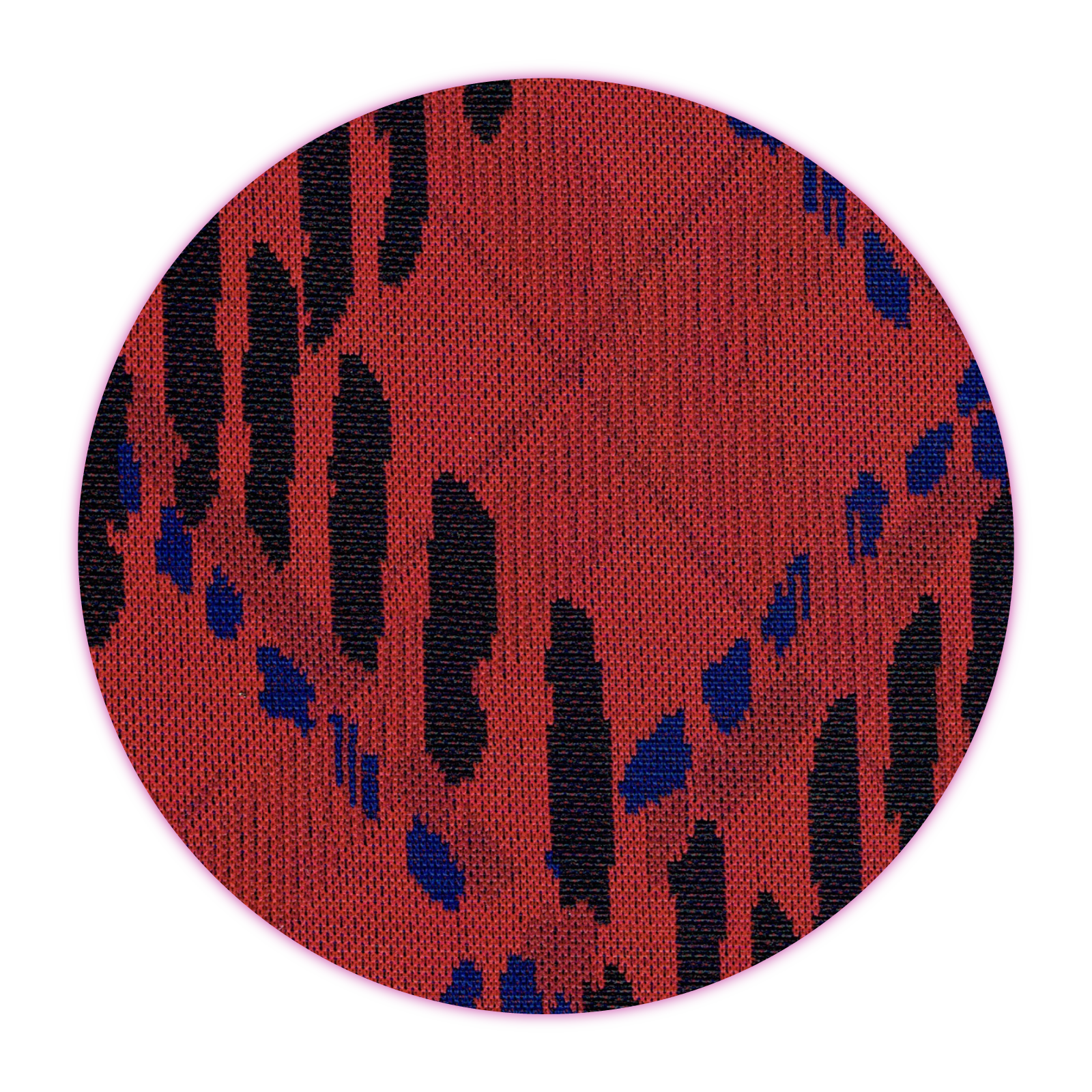 Zdjęcie przedstawia czerwony materiał w nieregularny wzór złożony z czarnych i niebieskich plam.