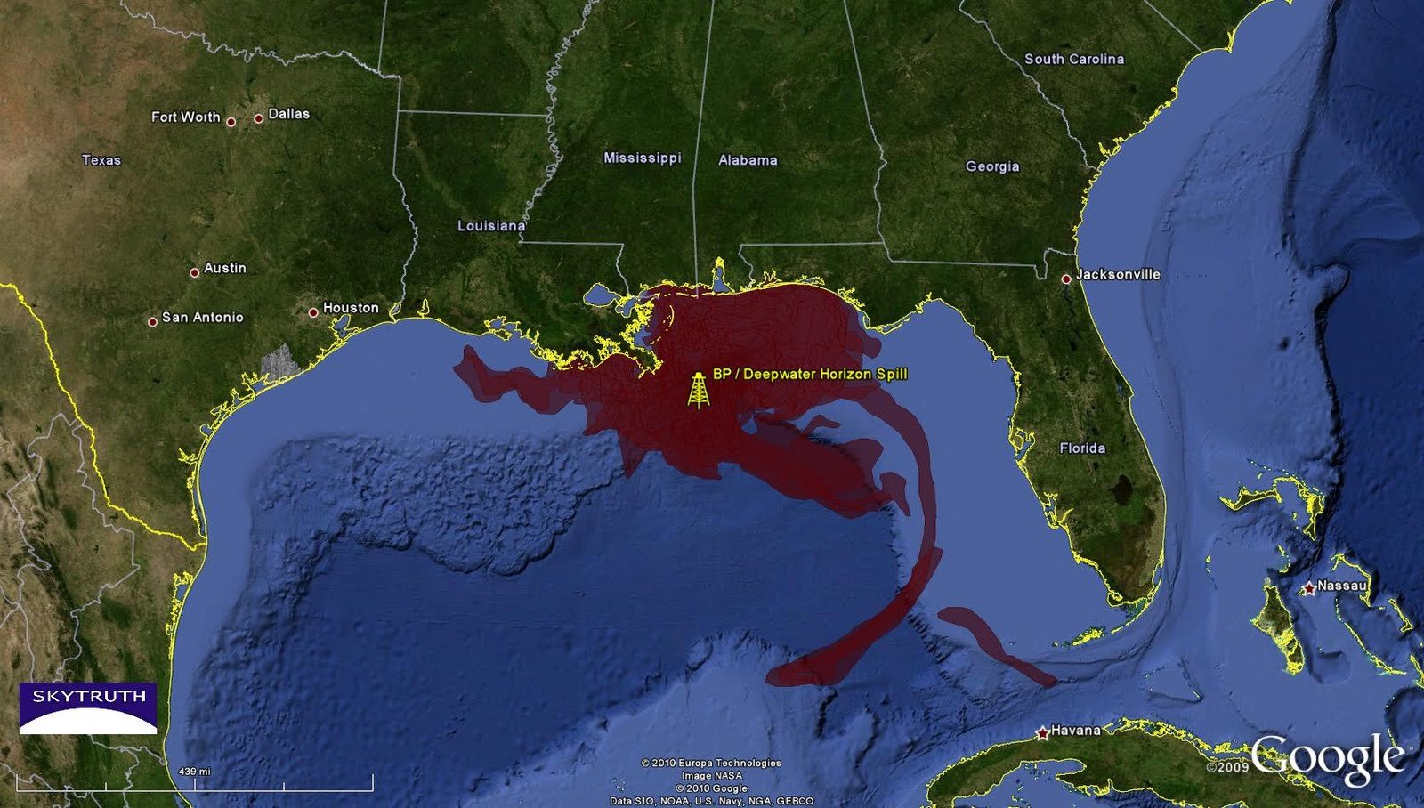 Na mapie USA zaznaczono na brązowo miejsce w Zatoce Meksykańskiej u wybrzeży stanów: Alabama, Mississippi, Louisiana, w pewnym oddaleniu od Florydy. To zasięg skutków wycieku z platformy Deepwater Horizon. Jeden z obszarów katastrofy sięga aż po wysokość południowego krańca Florydy.    