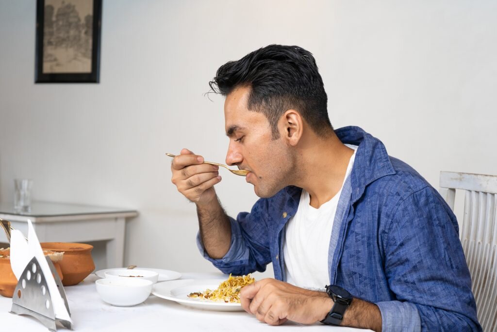 Na drugiej fotografii widoczny mężczyzna jedzący posiłek.