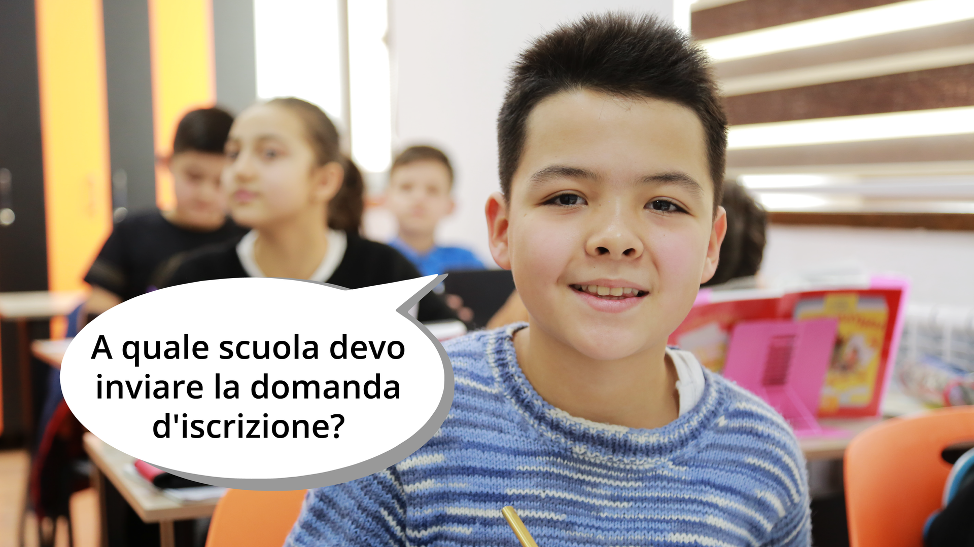 Grafika przedstawia kilkuletniego, uśmiechniętego chłopca na tle innych uczniów w klasie. Wszyscy uczniowie siedzą w ławkach. W dymku komiksowym obok chłopca znajduje się zapis A quale scuola devo inviare la domanda d'iscrizione?