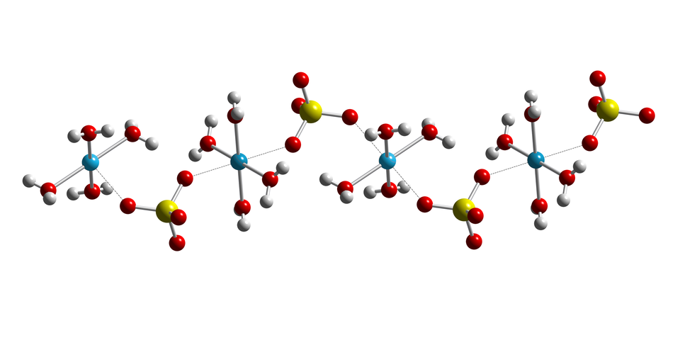 Na ilustracji jest niekończący się łańcuch zbudowany z wielu połączonych ze sobą cząsteczek. Każdy jon miedzi jest otoczony czterema cząsteczkami wody. Łączą się one z jonem miedzi przez wiązanie koordynacyjne. Jony siarczanowe połączone są z dwoma jonami miedzi przez atomy tlenu.