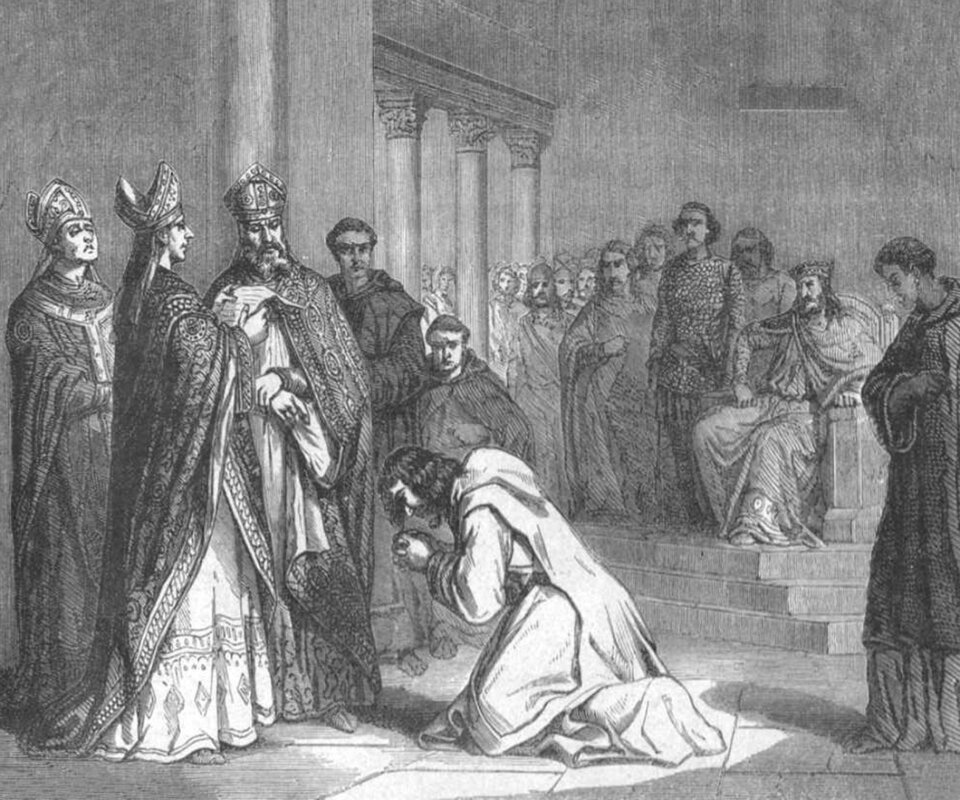 Czarno‑biała ilustracja w centralnej części przedstawia długowłosego, brodatego mężczyznę, odzianego w jasną szatę. Klęczy ze spuszczoną głową i dłońmi w geście modlitwy ku lewej krawędzi obrazu, gdzie stoi trzech biskupów w szatach duchownych i tiarach. Scenie w tle przygląda się grupa dworzan, zgrupowanych na trzystopniowym kamiennym podeście. Na nim znajduje się tron, na którym siedzi długowłosy brodaty mężczyzna z koroną na głowie. Prawą ręką podpiera się na prawym kolanie i spogląda na scenę w centrum. Na dalszym planie widoczna kolumnada sali i zdobienia przypór. 