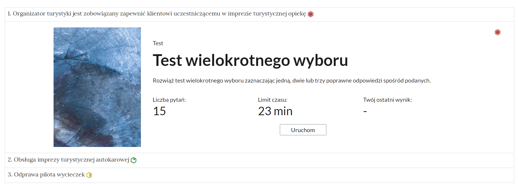 Widok przykładowych interaktywnych materiałów sprawdzających. Widoczne są czarne napisy usytuowane na prawo i poniżej niebiesko‑granatowego prostokąta w pionie.