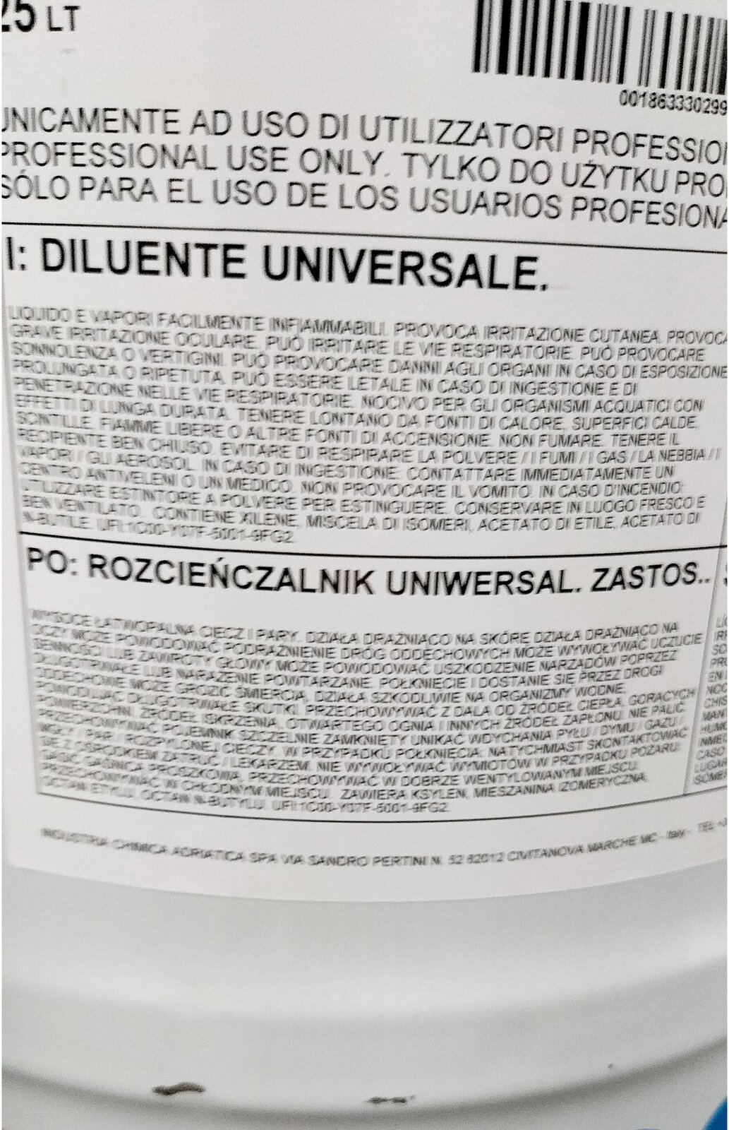 Zdjęcie przedstawia etykietę rozcieńczalnika stosowanego do lakieru poliestrowego. Widoczna jest biała etykieta z napisami i kodem kreskowym.