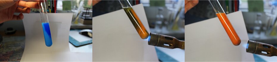 Na zdjęciu dłoń trzyma najpierw probówkę z niebieską zawartością, następnie po ogrzaniu zawartość probówki zmienia kolor na pomarańczowy.