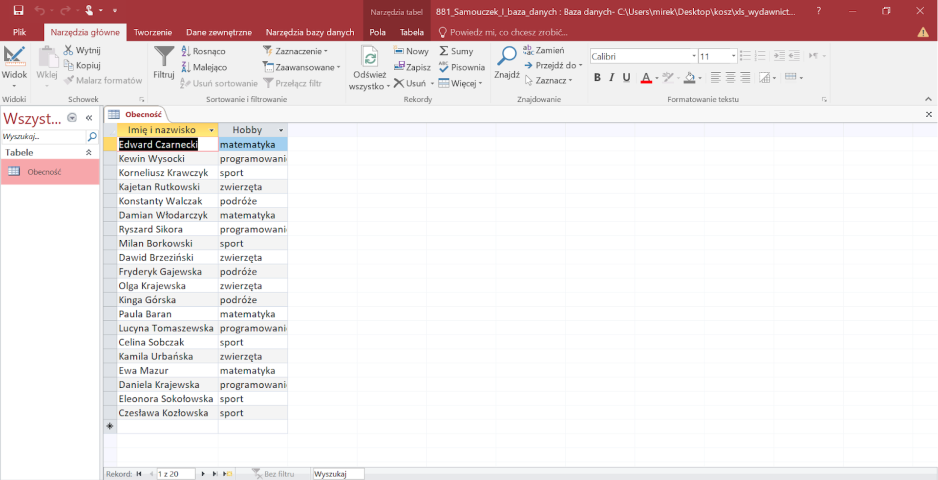 Ilustracja przedstawia plik bazy danych. W górnej części ekranu znajduje się pasek menu i otwarta zakładka Narzędzia główne. Tabela zawiera dwie kolumny. Kolumna pierwsza ma nagłówek Imię i nazwisko. Kolumna druga ma nagłówek Hobby. Dane zawarte w tabeli. Wers 2: Edward Czarnecki; matematyka. Wers 3: Kewin Wysocki; programowanie. Wers 4: Korneliusz Krawczyk; sport. Wers 5: Kajetan Rutkowski; zwierzęta. Wers 6: Konstanty Walczak; podróże. Wers 7: Damian Włodarczyk; matematyka. Wers 8: Ryszard Sikora; programowanie. Wers 9: Milan Borkowski; sport. Wers 10: Dawid Brzeziński; zwierzęta. Wers 11: Fryderyk Gajewski; podróże. Wers 12: Olga Krajewska; zwierzęta. Wers 13: Kinga Górska; podróże. Wers 14: Paula Baran; matematyka. Wers 15: Lucyna Tomaszewska; programowanie. Wers 16: Celina Sobczak; sport. Wers 17: Kamila Urbańska; zwierzęta. Wers 18: Ewa Mazur; matematyka. Wers 19: Daniela Krajewska; programowanie. Wers 20: Eleonora Sokołowska; sport. Wers 21: Czesława Kozłowska; sport.