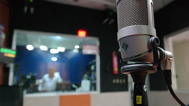 Wybór trybu wysyłki ścieżki na szynę równoległą (Pre fader/Post fader)