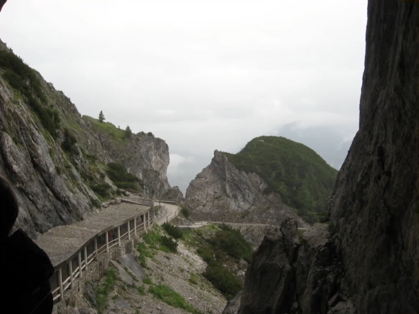 Scena przedstawia zdjęcia wejścia do lodowej jaskini w górach, następnie podziwiać można jej wnętrze – ogromne lodowe stalagnaty. Obok znajduje się napis: Die Eisriesenwelt ist die größte natürliche Eishöhle der Welt.