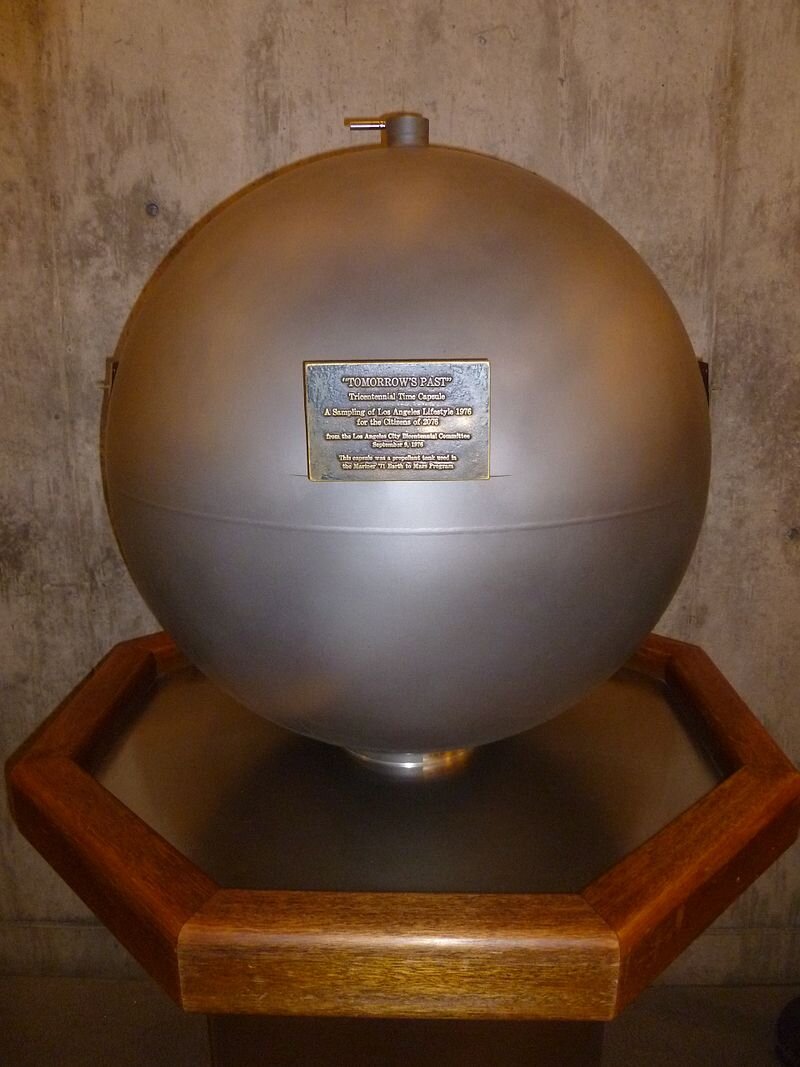 Na zdjęciu jest przedstawiona kapsuła czasu. Ma postać ogromnej kuli. Umieszczona jest na blacie stołu. Ta kapsuła umieszczona jest w obserwatorium astronomicznym w Los Angeles. Zawiera przedmioty, wybrane przez mieszkańców miasta w 1976 roku. Dedykacja na kapsule głosi: "Próbka życia codziennego Los Angeles w 1976 roku dla mieszkańców roku 2076." 