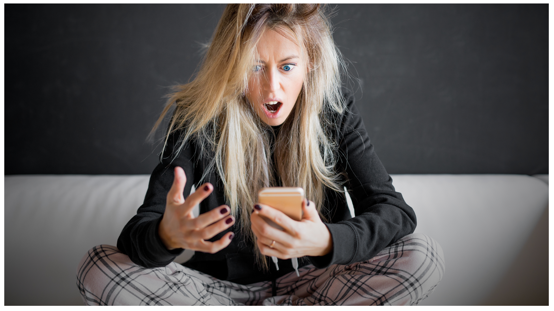 Ilustracja przedstawia zdenerwowaną dziewczynę, która patrzy w telefon i otwiera usta.