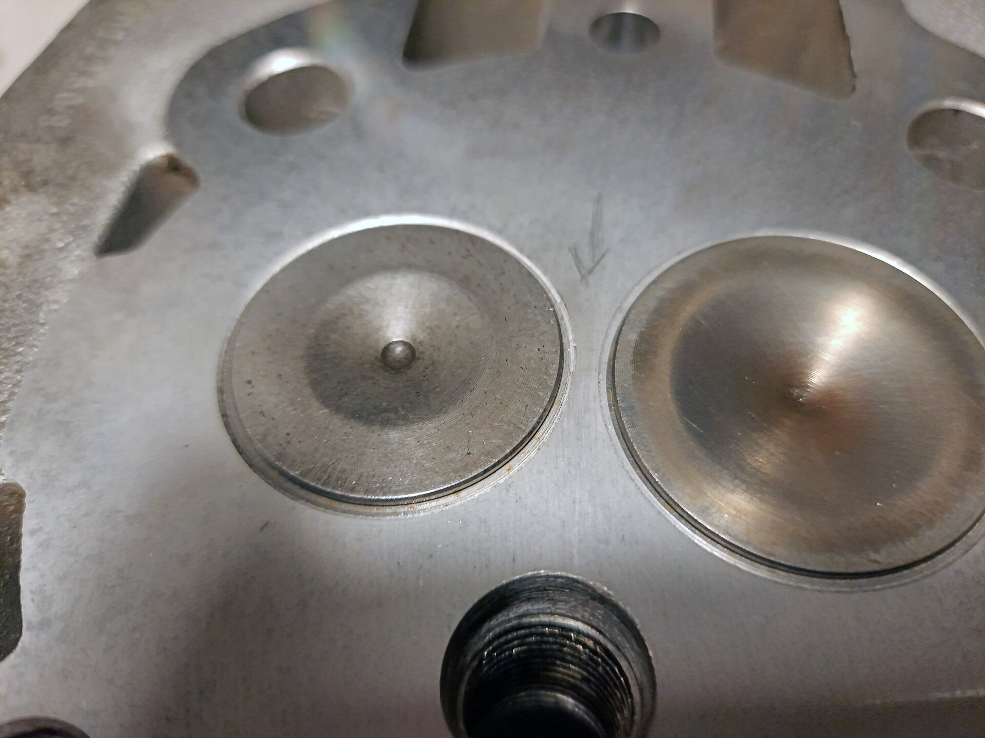 Na ekranie pokazano gniazda zaworowe i przylgnie zaworów po procesie docierania.