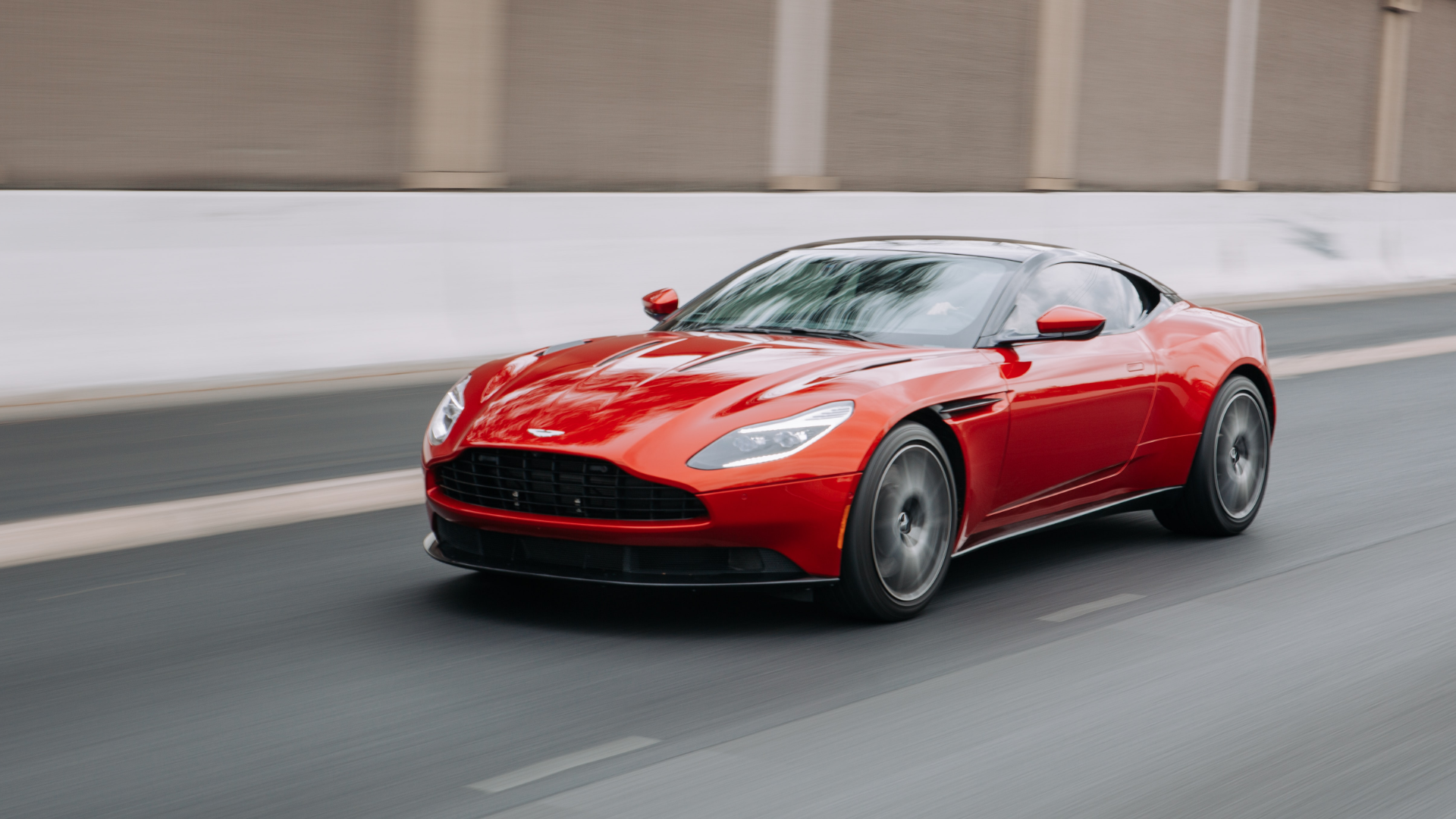 Zdjęcie przedstawia sportowy samochód osobowy.