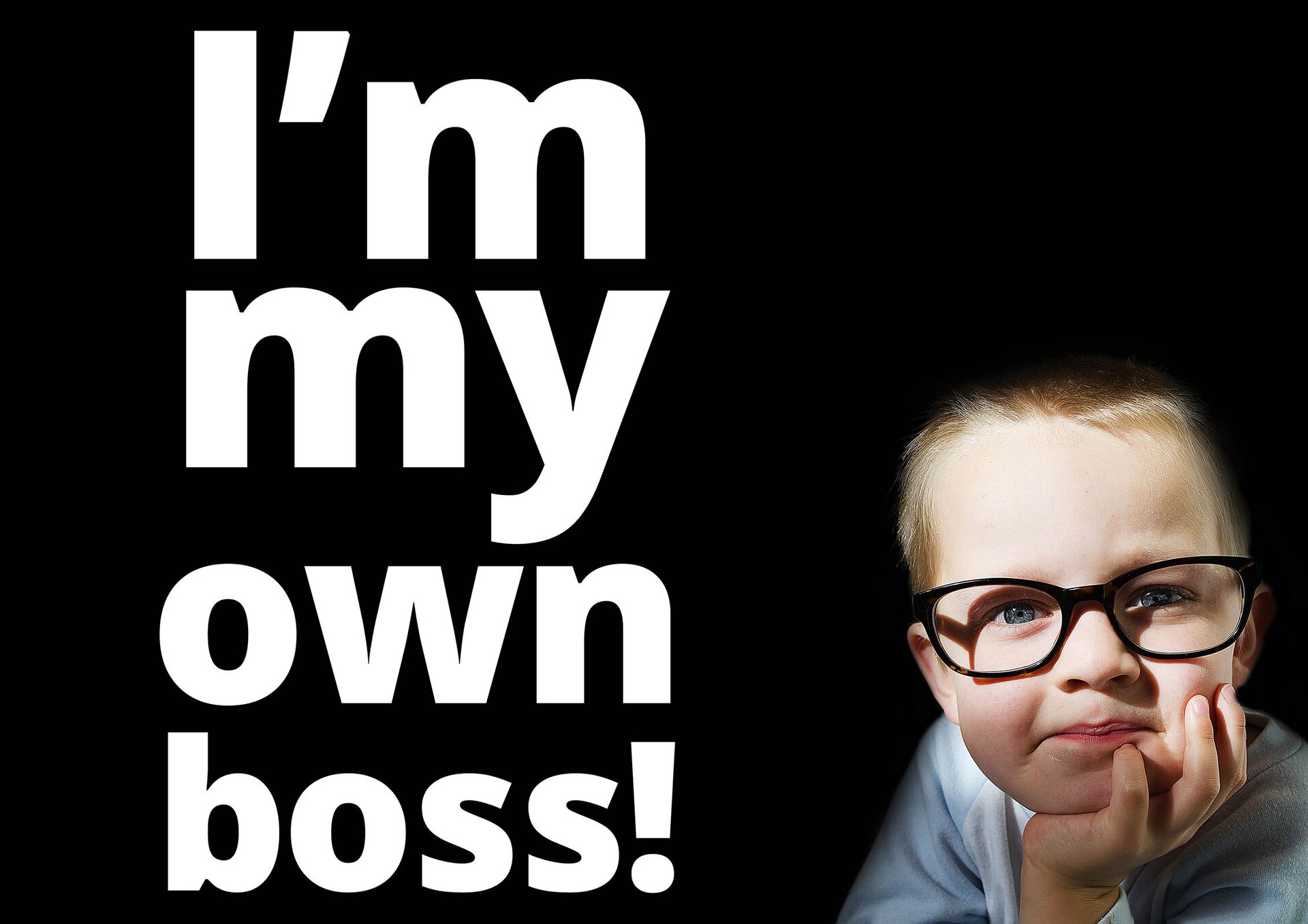 Czarna ilustracja przedstawia chłopca w wieku wczesnoszkolnym w okularach o czarnych oprawkach, który opiera brodę o otwartą dłoń. Obok wielki napis I'm my own boss