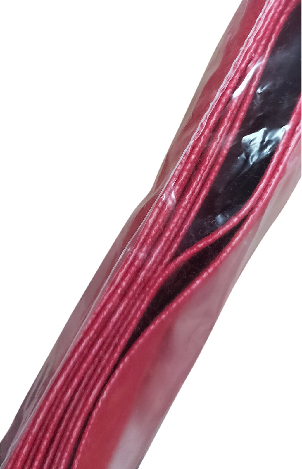 Zdjęcie przedstawia kaszmir stosowany do wyklejania otworów w klawiaturze oraz łożysk w mechanizmie. Widoczne są płaty kaszmiru w kolorze czerwonym, w ujęciu z boku, w przeźroczystym foliowym opakowaniu.