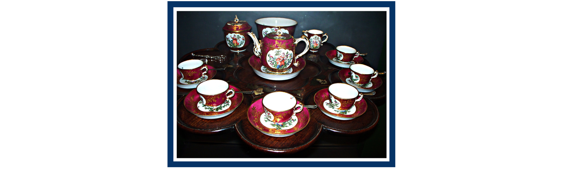 Rysunek serwisu do kawy złożonego z dzbanka, cukiernicy, dzbanuszka do śmietanki oraz sześciu, o jednakowym kształcie, filiżanek z podstawkami.