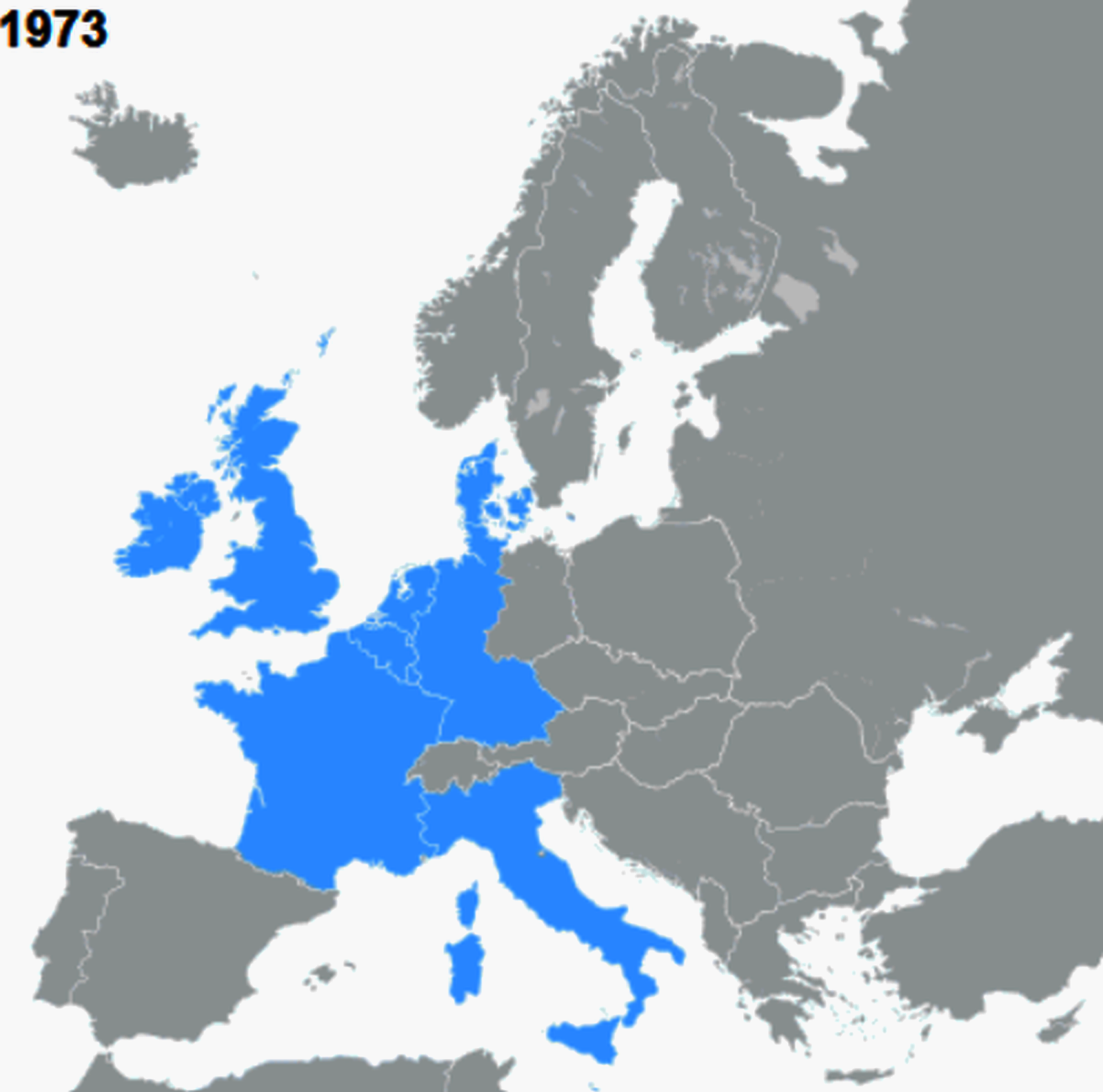 Mapa polityczna Europy. Państwa członkowskie UE oznaczane są kolorem niebieskim, w lewym górnym rogu przedstawiono rok ich dołączenia do wspólnoty. Pozostałe państwa naniesiono kolorem szarym. 1973 - Dania, Irlandia, Wielka Brytania. 