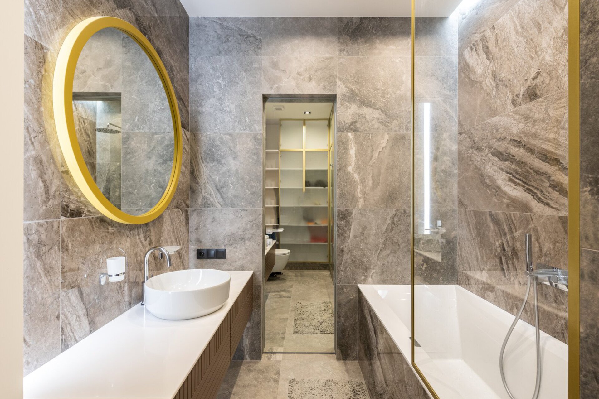 Ilustracja przedstawia łazienkę.