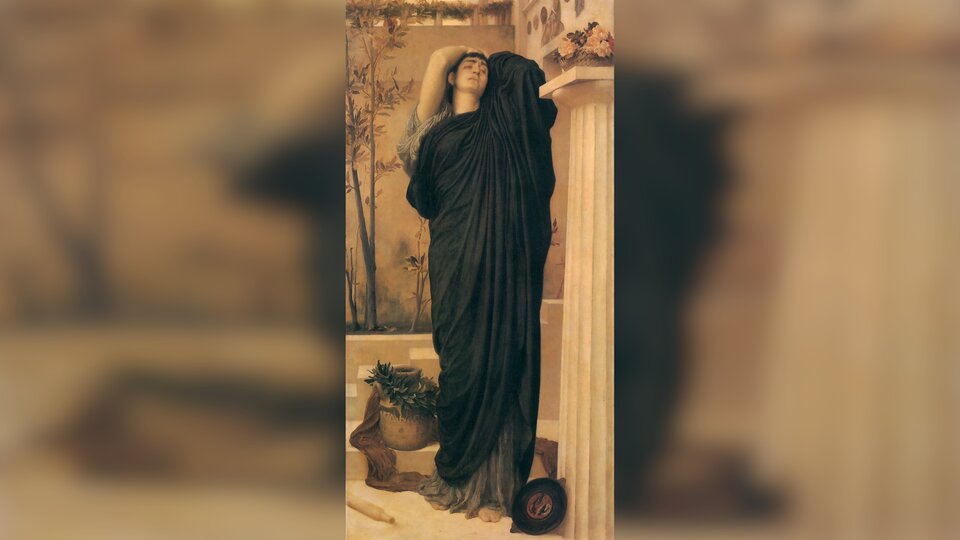 Obraz przedstawia młodą kobietę w długiej, powłóczystej szacie. Kobieta trzyma głowę w ramionach, w geście lamentu. Stoi przy marmurowej kolumnie, która jest na froncie grobowca Agamemnona. 