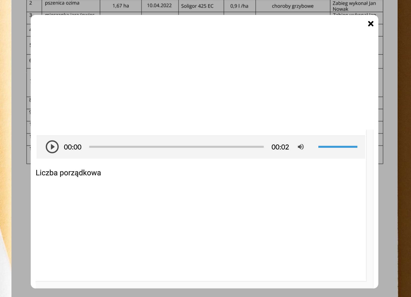 Grafika przedstawia ekran z podpowiedzią wyświetlającą się po kliknięciu na wybraną kolorową zakładkę. Widoczny jest duży biały ekran, a na nim napis: liczba porządkowa oraz ikona odtwarzacza nagrań. 