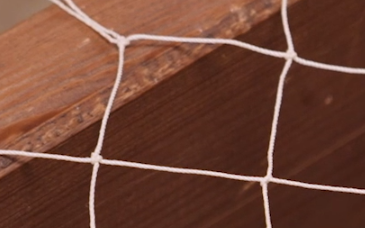 Zdjęcie przedstawia oko, czyli fragment sieci rybackiej w kształcie rombu.