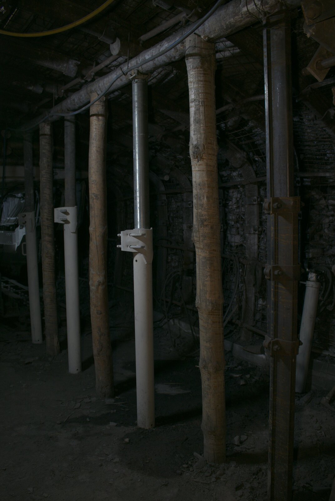 Obudowy górnicze. Od prawej: stojak cierny typu SV, stojak drewniany z olunkiem, stojak cierny typu Valent