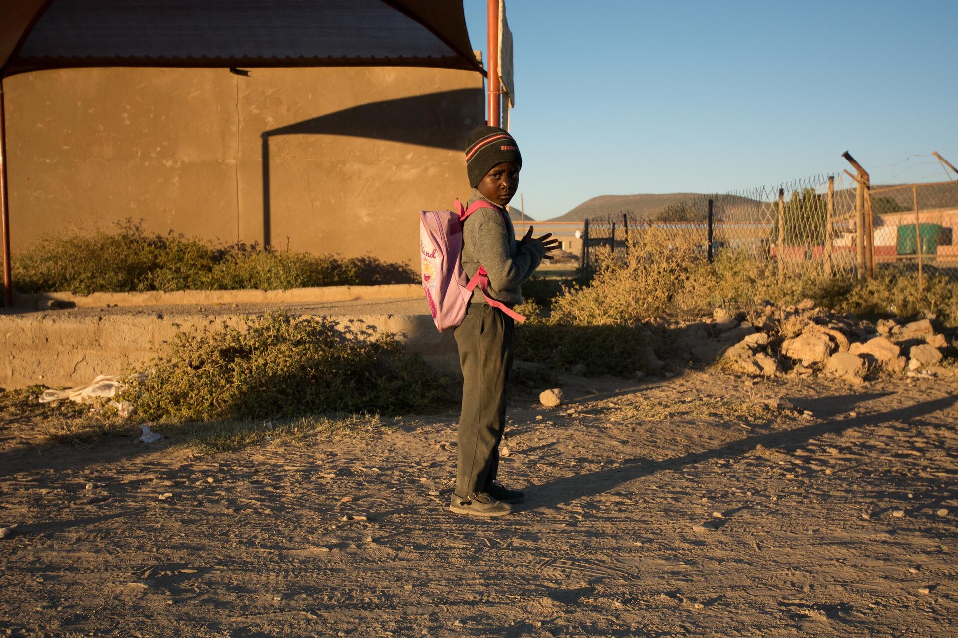 Zdjęcie chłopca z Afryki idącego do szkoły.