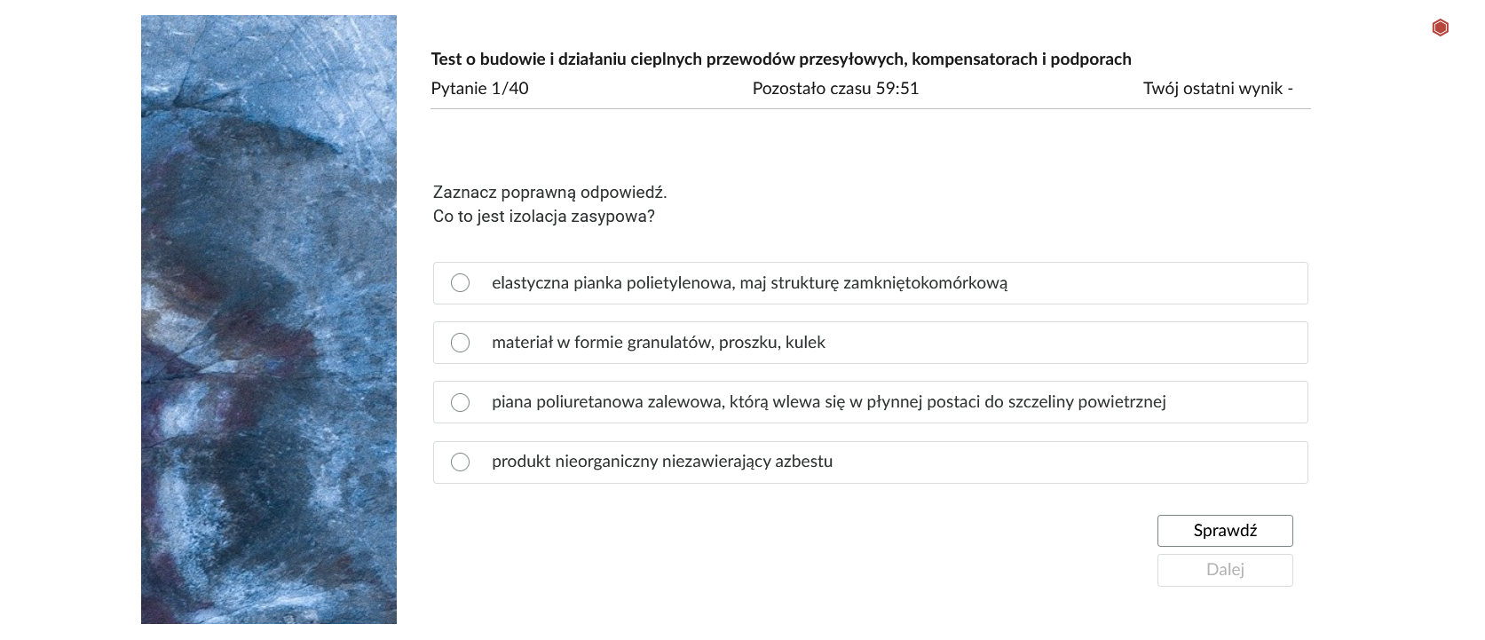 Grafika przedstawia przykładowe zadanie testowe. Ponad poleceniem widać numer pytania, czas, który pozostał na wypełnianie testu, oraz ostatni uzyskany wynik. Pod poleceniem znajdują się możliwe odpowiedzi. W prawym dolnym rogu panelu z zadaniem znajdują się dwa przyciski. Są to "Sprawdź" oraz "Dalej".