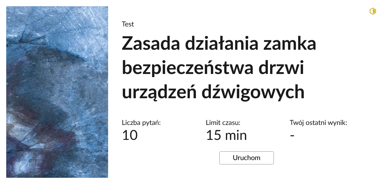 Grafika przedstawia przykładowy wygląd panelu testu. Składa się on z tytułu testu: "Zasada działania zamka bezpieczeństwa drzwi urządzeń dźwigowych", informacji o liczbie pytań, czasie, w którym należy rozwiązać test, oraz o ostatnim uzyskanym wyniku. Poniżej widać przycisk "Uruchom".